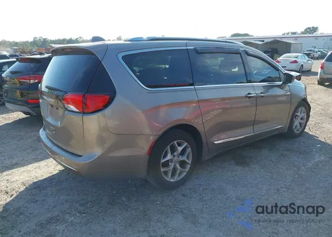 2017 Chrysler Pacifica Touring-L Plus z USA, uszkodzony, nr VIN 2C4RC1EG6HR652844
